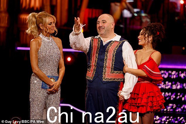 Wynne Evans,52 岁,和他的专业舞伴 Katya Jones 成为第八对在周日晚上的成绩展示中离开比赛的情侣