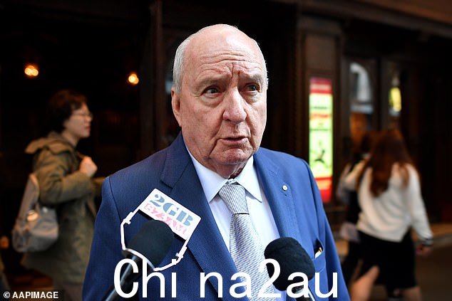 Jones,83 岁,周一早上在悉尼市中心的豪华环形码头公寓被捕,指控他猥亵、猥亵或不当行为深受感动的年轻人