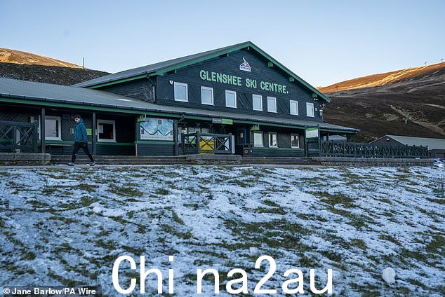 昨天,英国首次发布了针对冰雪的恶劣天气警报,因为寒冷的天气悄然袭来,气温低至 -1C(如图:附近的 Glenshee 滑雪中心降雪)阿伯丁郡的 Braemar)
