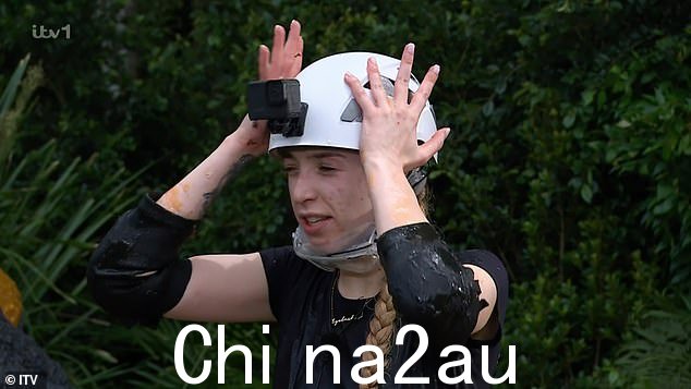 在第一次 Bushtucker 审判中,Geordie 两人在激励 GK Barry 时提到了标志性的墨水,当时她在浑身是小动物的情况下尖叫,“图莉莎会怎么做?”” class=