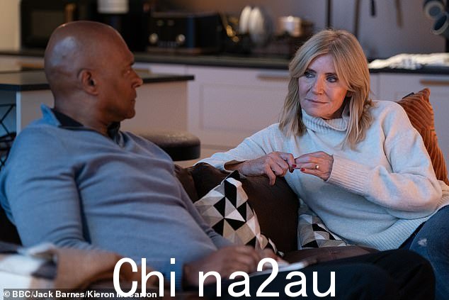 Cindy 在 Junior 的公寓里与 George 相处得很融洽,给他喝了一杯酒并回忆了过去的时光