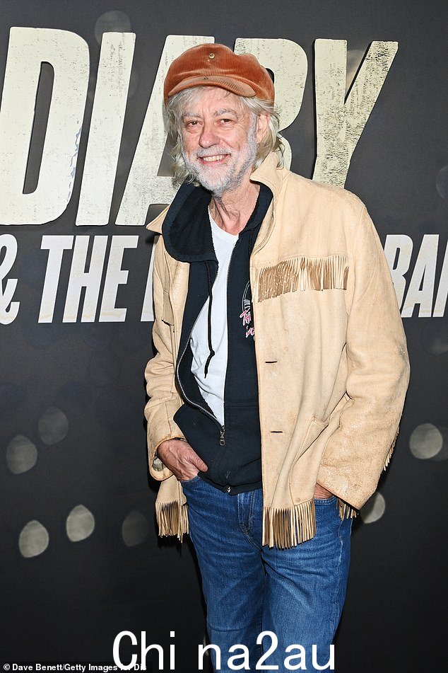 纪念创可贴 40 周年,鲍勃·格尔多夫 (Bob Geldof) 告诉《广播时报》,当 Top Of The Pops 拒绝播放《Do They Know It's Christmas》时,他知道当时的 BBC 老板迈克尔·格莱德 (Michael Grade) 向他提供了一个预演时段,他说:“你能找人介绍一下吗?”