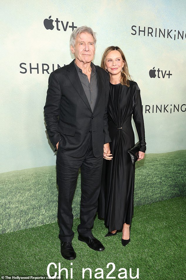 这次外出是在哈里森庆祝妻子卡莉斯塔·弗洛克哈特 (Calista Flockhart) 里程碑式的 60 岁生日几天后,照片中的照片是上个月在《收缩》第二季首映时拍的照片