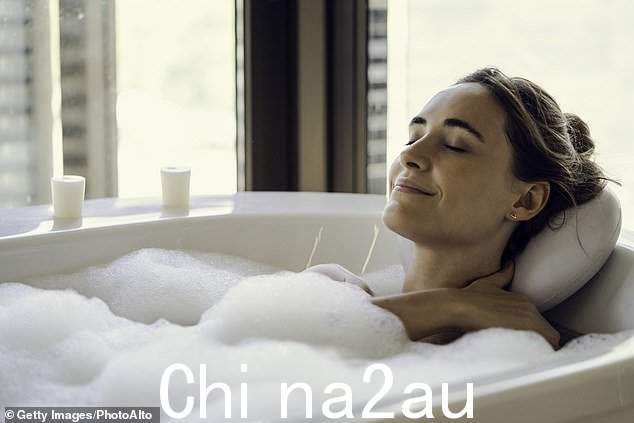 经常使用加香产品洗澡会刺激阴道微生物组,导致酵母菌感染、尿路感染和细菌性阴道病等问题