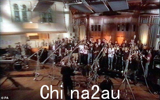 庆祝改变世界的歌曲 40 周年,Do They Know It's Christmas ? 2024 Ultimate Mix 将于 11 月 25 日发行(如图 2004 年阵容)