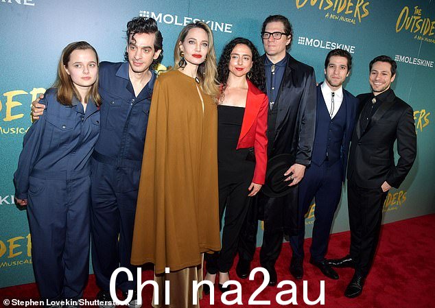 图:2024 年 4 月,安吉丽娜·朱莉和她的女儿薇薇安与《局外人》演员们在百老汇上演