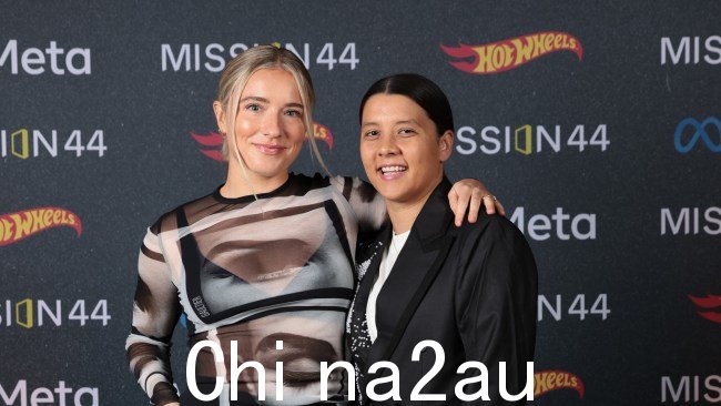 萨姆·克尔 (Sam Kerr) 和克里斯蒂·梅维斯 (Kristie Mewis) 的怀孕声明在收到一些尖酸刻薄的评论后变得不妙。图片:Shane Anthony Sinclair/Getty Images for Mission 44