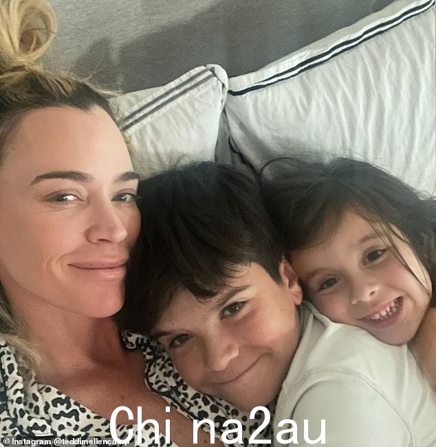 前一天,Mellencamp 发布了一张与女儿 Slate 和儿子 Cruz 躺在床上的早晨自拍照