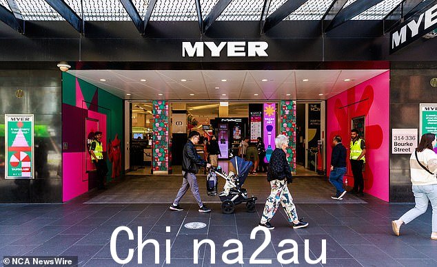 过去一年中,40 岁以下的人大幅削减了支出,而 60 岁以上的人的支出增速超过了通货膨胀率。图为墨尔本的 Bourke Street Mall