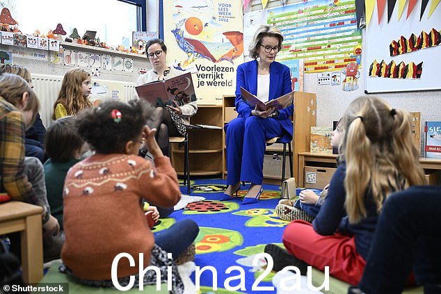 今天访问根特期间,有人看到女王戴着老花镜,然后坐下来给孩子们读书