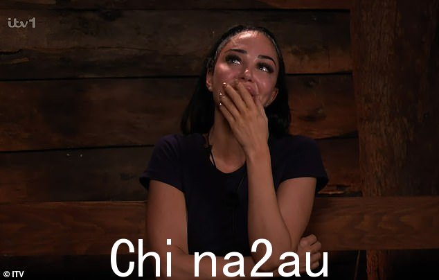 这位前《X Factor》评委因参加今年的《我是名人》而在电视上复出,当她向营友们敞开心扉时,她坐在篝火旁。融入丛林生活