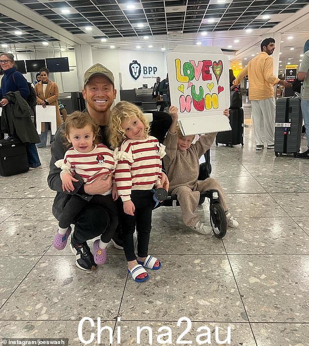 乔·斯瓦什 (Joe Swash) 和他们的孩子在维加斯度假后在机场接她时,用一个可爱的手工标牌给妻子史黛西·所罗门 (Stacey Solomon) 带来了惊喜