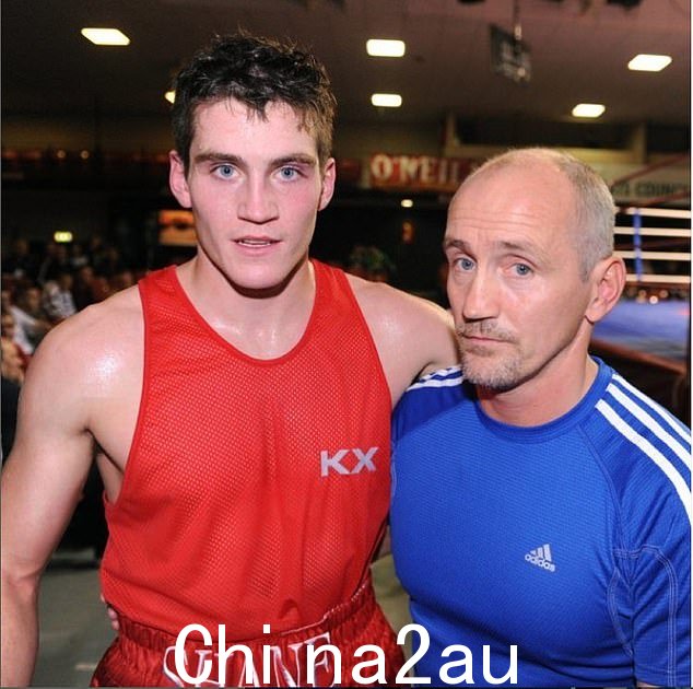 搬家后的小时数此刻,巴里的儿子肖恩·麦奎根 (Shane McGuigan) 在 Instagram 上感谢他父亲的营友们对他父亲的照顾(肖恩和他的父亲)