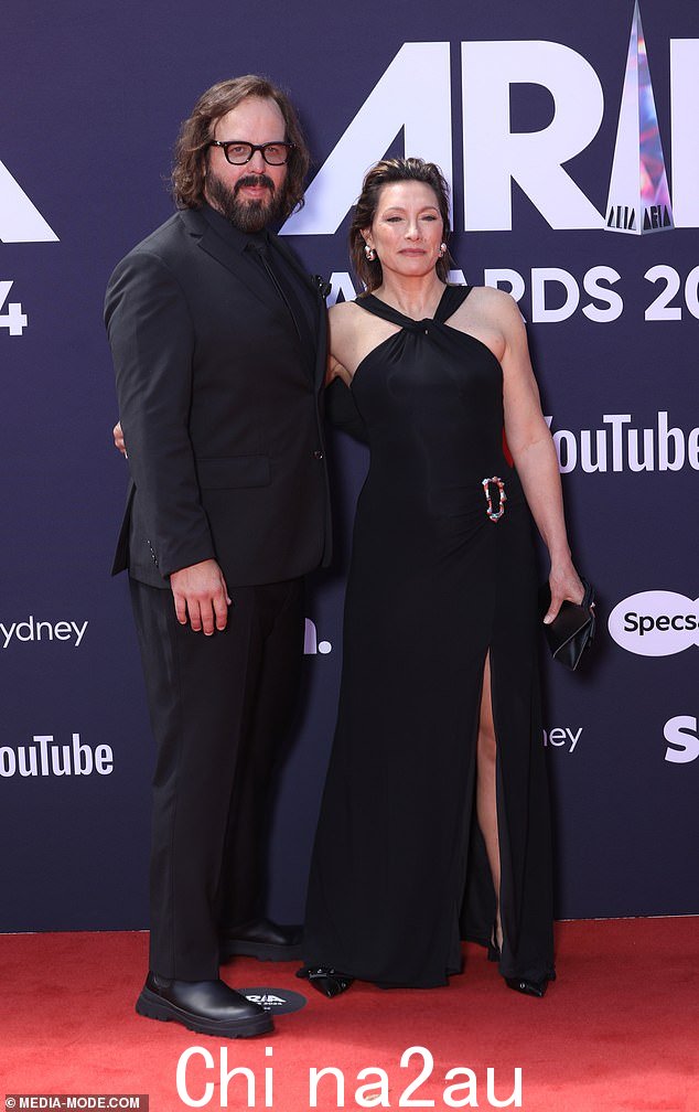 克劳迪娅·卡万 (Claudia Karvan),52 岁,周三抵达 2024 年 ARIA 颁奖典礼,46 岁的男友戴夫·加拉法西 (Dave Galafassi) 在场,与她的《凹凸》搭档 45 岁的安格斯·桑普森 (Angus Sampson) 合影