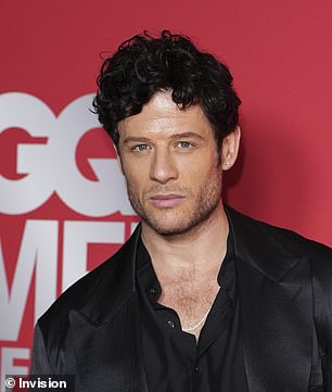 詹姆斯·诺顿周二晚上在众星云集的伦敦 GQ 年度男士颁奖典礼上展示了他戏剧性的发型转变,塑造了精致的身材