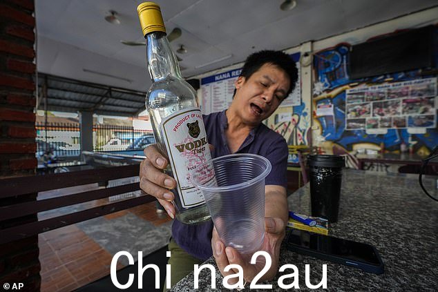为女孩们提供老挝伏特加的旅馆经理兼调酒师 Duong Duc Toan(如图)声称老虎伏特加并不是让她们生病的原因