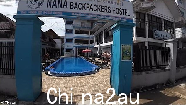 两人曾在 Nana Backpackers Hostel 预订了四晚住宿,他们在开始感到不适的前一天晚上一直在喝酒” class=