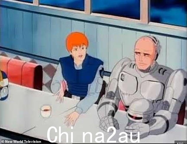 但是,他在受黑暗科幻犯罪电影启发的动画系列中为 RoboCop/Alex J. Murphy 配音” class=