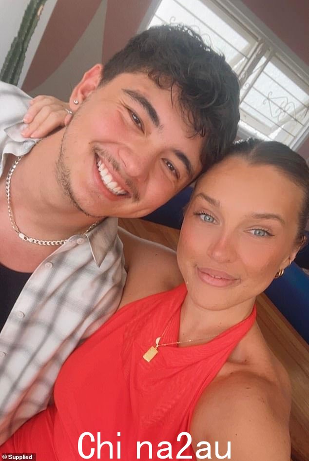 Abby Rose Brandwood,31 岁,和她的伴侣 Zachary,22 岁,为他们的第一套住房节省了 20,000 美元,并且根据第一套住房担保计划获得了购买房产的资格预审(这对年轻夫妇合影)