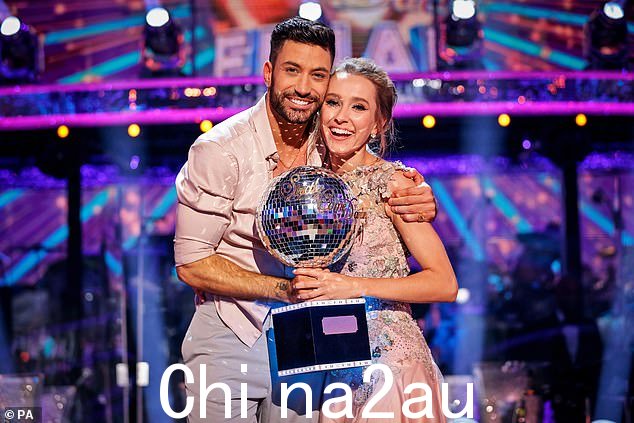 Giovanni Pernice 必须回到《舞动奇迹》,Jenni 写道。这里是他在 2021 年与 Rose Ayling-Ellis 一起赢得闪光球的照片