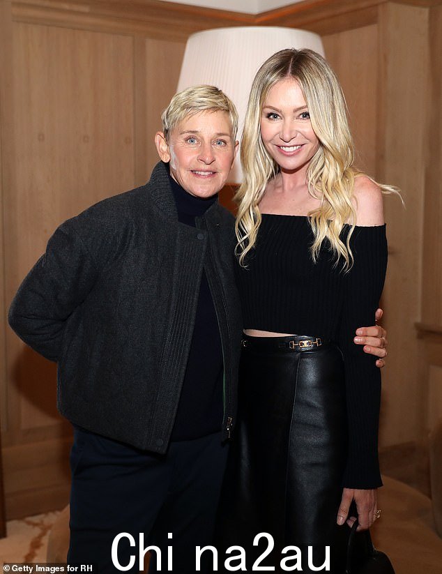 据 The Wrap 周三报道,66 岁的艾伦·德杰尼勒斯 (Ellen DeGeneres) 和她 51 岁的妻子波西亚·德罗西 (Portia de Rossi) 已逃离美国,搬到英格兰乡村;照片于 2022 年在加利福尼亚州旧金山拍摄。