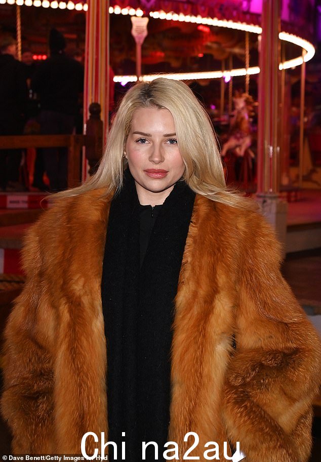 Lottie 裹着衣服抵御寒冷,在超大外套下套上黑色拉链夹克、打底裤和黑色长围巾,加入了众多其他名人的面孔