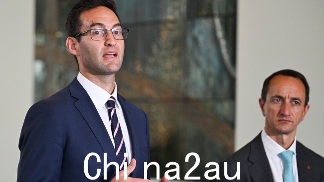 参议员戴夫·夏尔马 (Dave Sharma) 和议员乔什·伯恩斯 (Josh Burns) 在悉尼一个著名的犹太郊区遭到袭击后在堪培拉议会大厦举行了新闻发布会。图片:NewsWire / Martin Ollman