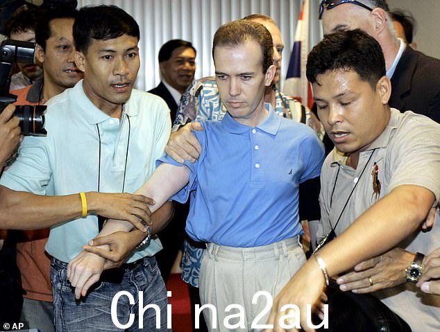 约翰马克·卡尔 (Mark Karr) 因谋杀拉姆齐 (Ramsey) 供认后被从泰国引渡并被捕,但这一供认在很大程度上是不可信的