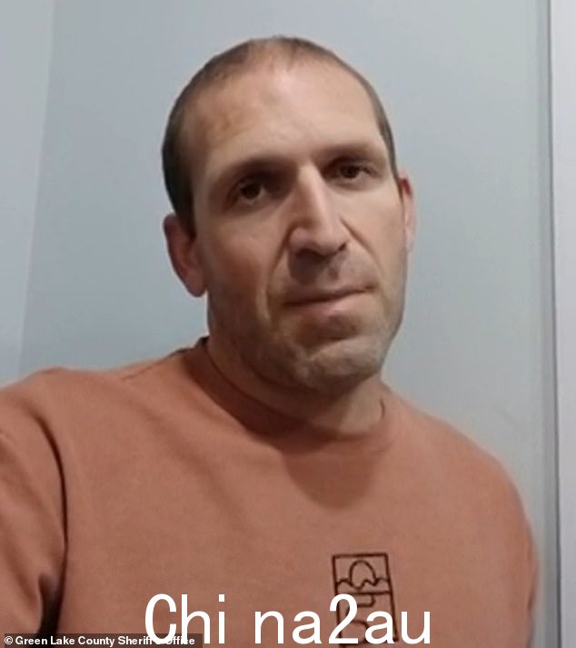 警方称,8 月 11 日,45 岁的瑞恩·鲍格沃特 (Ryan Borgwardt) 故意在绿湖上翻转了他的皮划艇,将手机和随身物品扔进了水中,然后乘坐充气船划到安全地带,并连夜骑电动自行车 50 多英里到达麦迪逊。 class =“blkBorder img-share”style =“max-width:100%”loading =“lazy”/> <p class =“imageCaption”>瑞恩·博格沃特,45,警方称,8 月 11 日,他故意在绿湖上翻转了他的皮划艇,将手机和随身物品扔进了水中,然后乘坐充气船划到安全地带,并连夜骑电动自行车 50 多英里到达麦迪逊。</p> <img id=