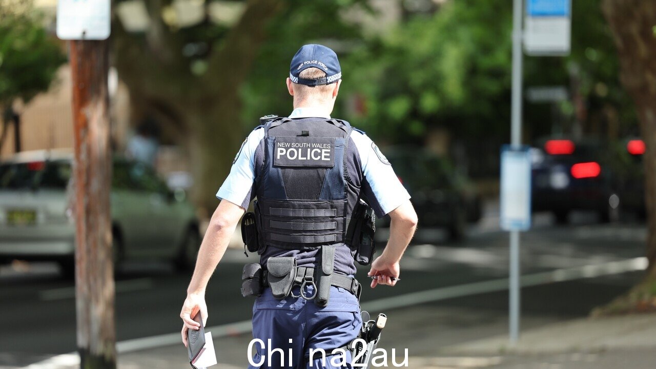 '违反社区标准' :警方公布“攻击性”破坏行为的最新进展“fetchpriority=”high” /><p>一名警员据称在悉尼西部追捕一群男子时被刺伤,据悉目前情况稳定。</p><p>新南威尔士州警方被叫到 Hill End Road。周五凌晨 12:30 左右,布莱克敦 (Blacktown) 附近的杜恩赛德 (Doonside) 报告称,一群男子正在打架。</p><p>一队警察赶到后发现一辆掀背车正在驶离现场。</p><p>他们在以下人员的协助下发起追捕PolAir。</p><img class=