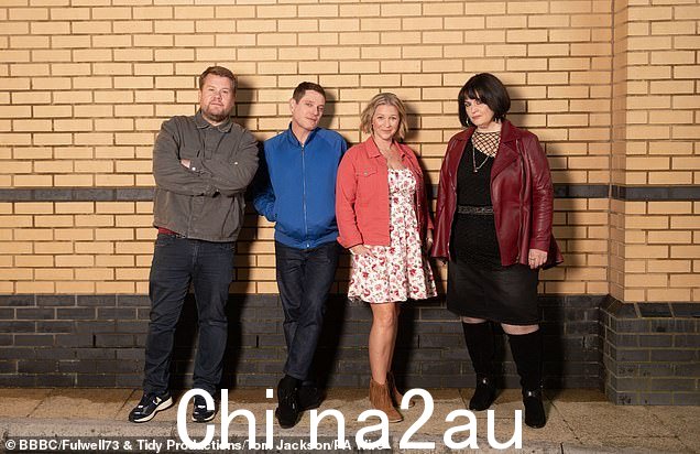 Gavin 和 Stacey 的演员们在 17 年后重新拍摄了他们的标志性照片,人们对广受欢迎的 BBC 情景喜剧的最后一集充满期待