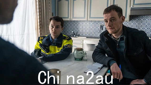 Alex Murphy(左)饰演 Barry Roche,Alan Mahon(右)饰演 Cathal Keogh BBC 爱尔兰语犯罪剧 Crá