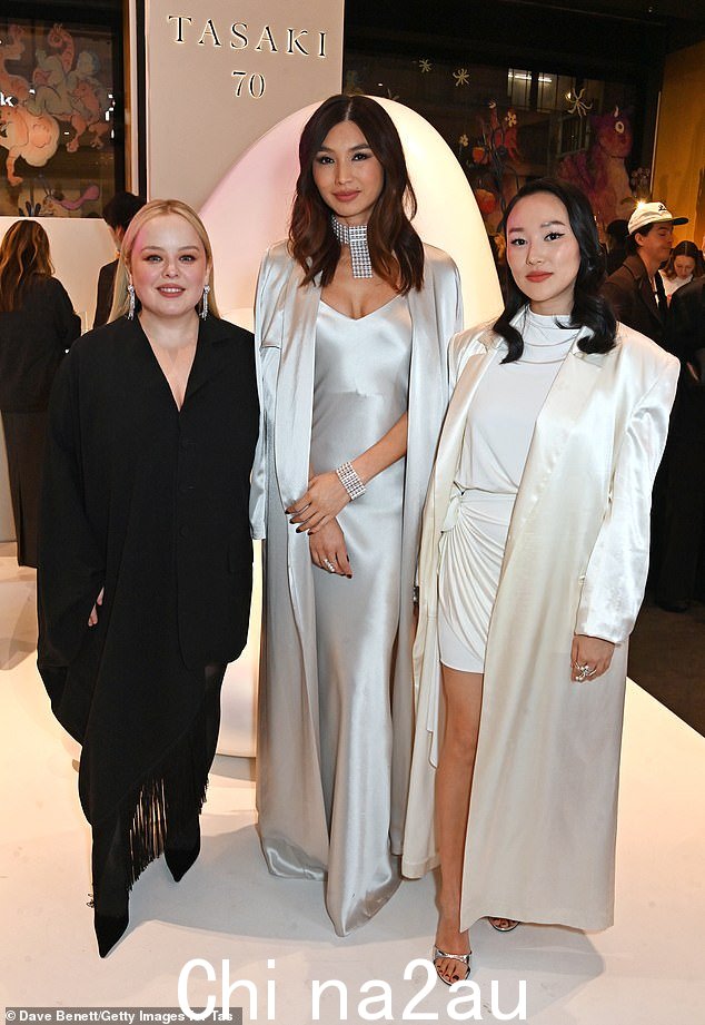 Nicola 在活动中与 Gemma Chan 和 Yerin Ha 合影时佩戴 TASAKI Atelier Waterfall 高级珠宝,