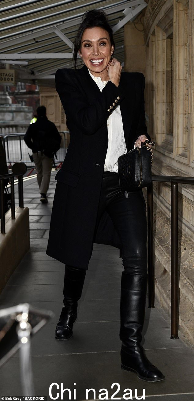 克里斯蒂娜·兰帕德 (Christine Lampard) 身穿皮裤,率领众人提前抵达伦敦皇家阿尔伯特音乐厅参加皇家综艺表演排练,展现出时尚的身材