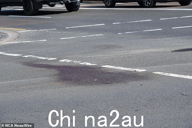 现场图像显示服务站附近的部分道路上有血迹(如图)