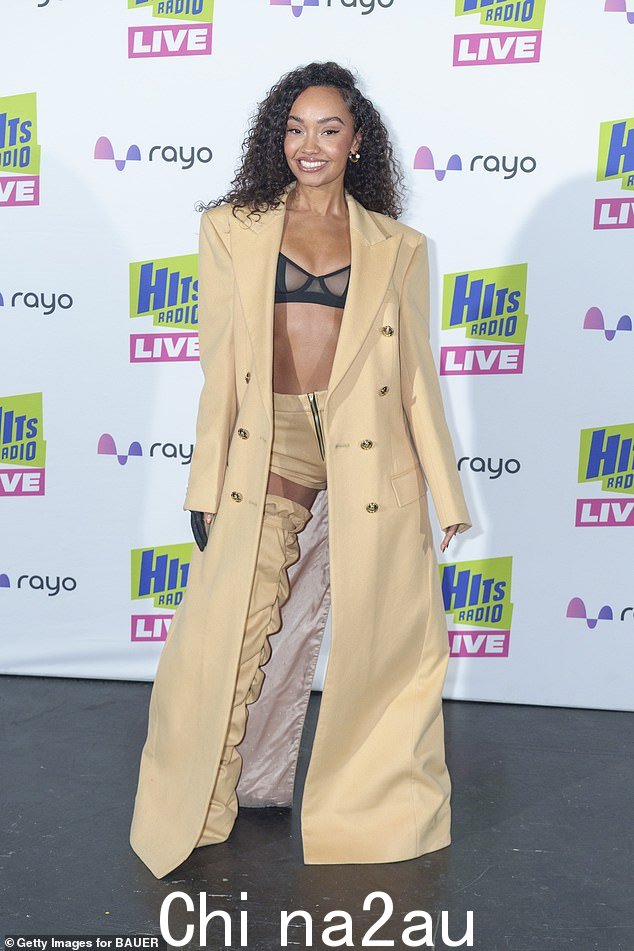 Leigh-Anne Pinnock 周五在伯明翰举行的 Hits Radio Live 活动中带领明星们,穿着黑色胸罩和裸色短裤,表现得非常活泼