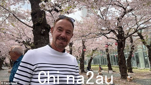 之后他们收集了三个袋子,两人耐心地等待第四个,亚当斯说他并不担心,因为他们可以通过手机上的应用程序看到袋子离他们只有几英尺远。 max-width:100%