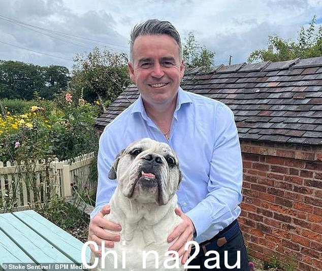 商人迈克·牛顿(与他的斗牛犬阿提克斯合影)善待动物组织要求他将其位于特伦特河畔斯托克的酒吧 The Old Bulldog