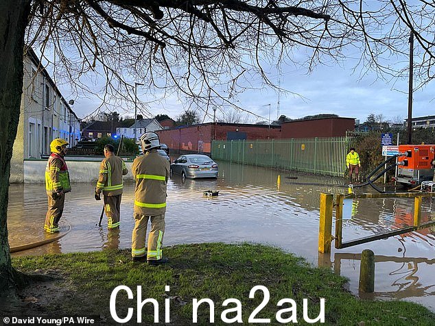 消防员正在抽水周六风暴伯特袭击英国后,远离贝尔法斯特郊区邓唐纳德护城河公园附近被洪水淹没的住宅街道