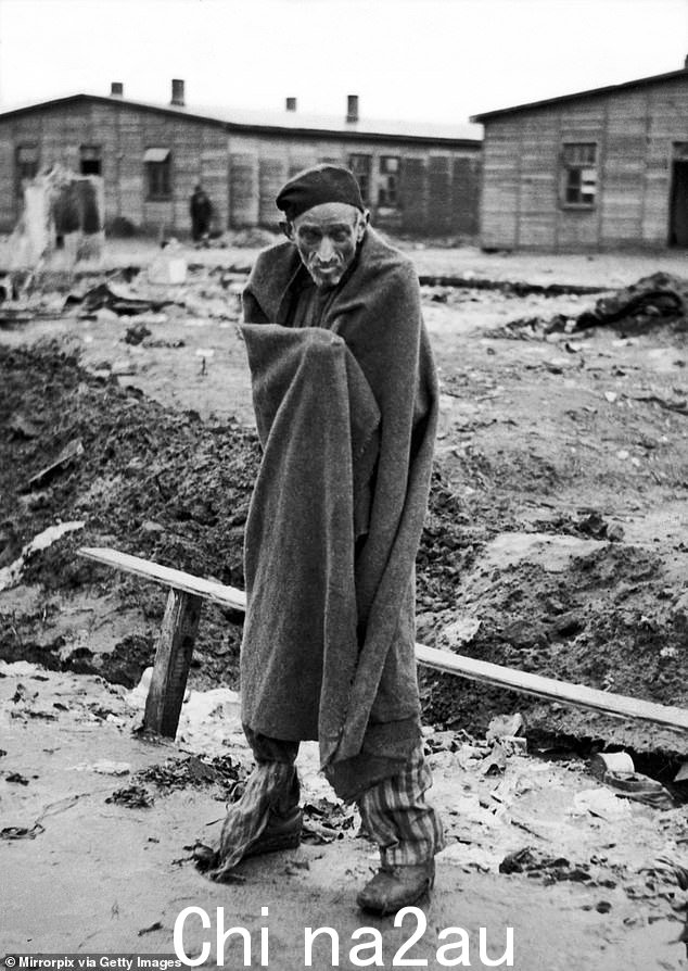 1945 年 4 月 29 日,德国 Sandbostel 附近的 Stalag XB 被英军解放后,一名瘦弱的囚犯