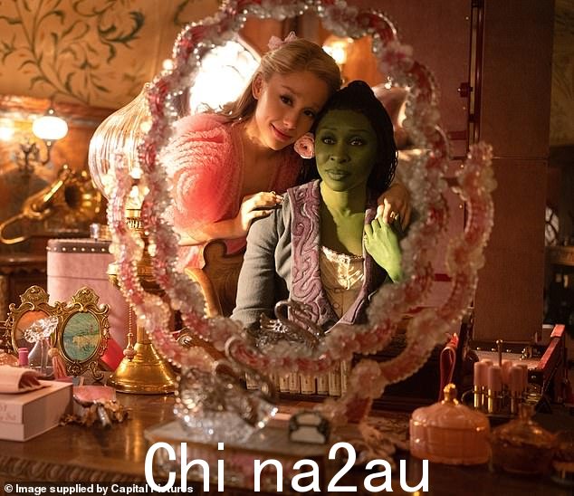 Wicked: Part 1 在美国创下了 1.14 亿美元的票房纪录,是有史以来音乐剧改编作品中票房最高的。它在国际上又收获了 5,020 万美元,全球票房为 164,180,000 美元