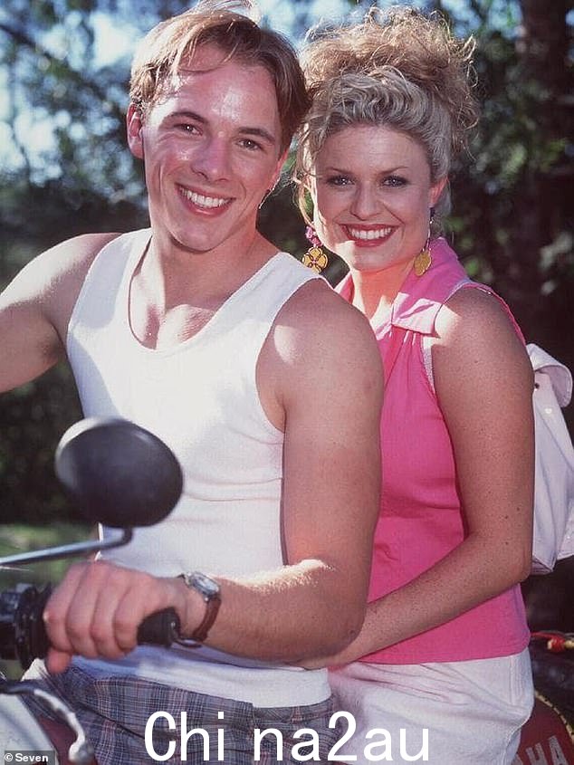 主演角色:艾米丽·西蒙斯 (Emily Symons) 因在 1989 年扮演玛丽莲·钱伯斯·费舍尔 (Marilyn Chambers-Fisher) 而闻名,至今仍与迪特·布鲁默 (Dieter Brummer) 一起合影