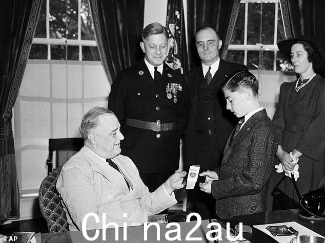 总统1940 年,富兰克林·罗斯福在华盛顿白宫向纽约州拉伊市 14 岁的唐·芬德勒颁发英勇金牌