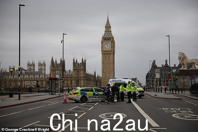 上午 10.45 左右,警方接到报告称威斯敏斯特桥发生了一场斗殴事件今天