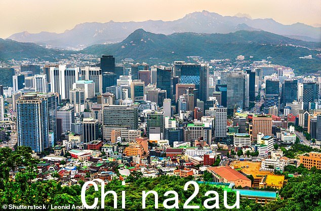 首尔城市天际线来自韩国南山公园(资料图)。 该国征兵要求18岁至28岁之间的男性公民服义务兵役