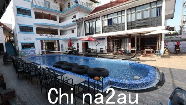 澳大利亚女孩住在万荣镇的娜娜背包客酒店 图片:美联社