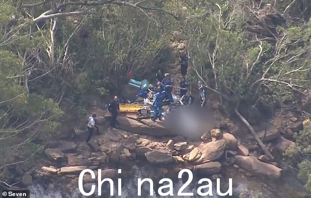 一名19岁男子被从热门游泳洞中救出,毫无反应,当场死亡。图为现场急救人员