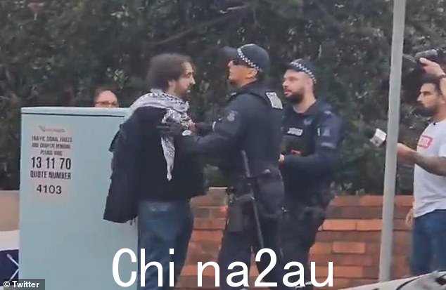 在截至周一晚间,至少一人(与警察合影)在示威期间因扭打而被捕。 /> <p class=