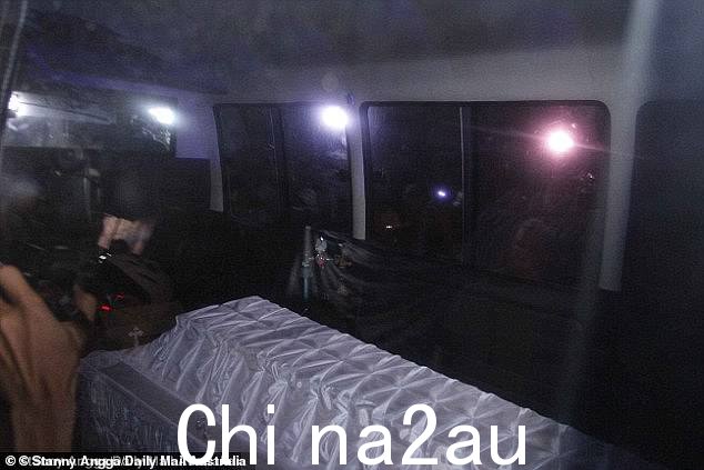救护车运载死者的棺材向世界媒体全面展示,其中一具棺材覆盖着白色缎布