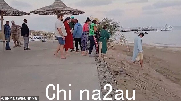 这艘船是据当地媒体 Masrawy 报道,船上载有 31 名不同国籍的游客,其中包括 4 名英国人和 2 名美国人,以及 13 名埃及船员(如图:人们在海滩上等待幸存者)